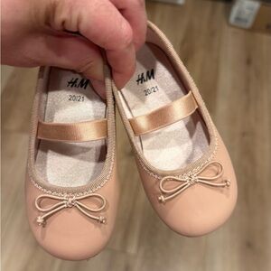H&M Kids Pink Ballet Flats size 5.5 20/21. SOLD MERC